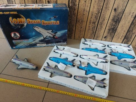 Statek kosmiczny z napędem światło i dźwięk Statek kosmiczny z napędem światło i dźwięk