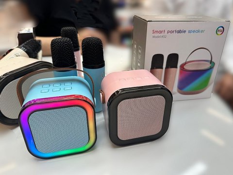 Karaoke, zestaw 2 mikrofonów z głośnikiem bluetooth 8,5 x 8,5 x 7cm z kablem USB Karaoke, zestaw 2 mikrofonów z głośnikiem bluetooth 8,5 x 8,5 x 7cm z kablem USB